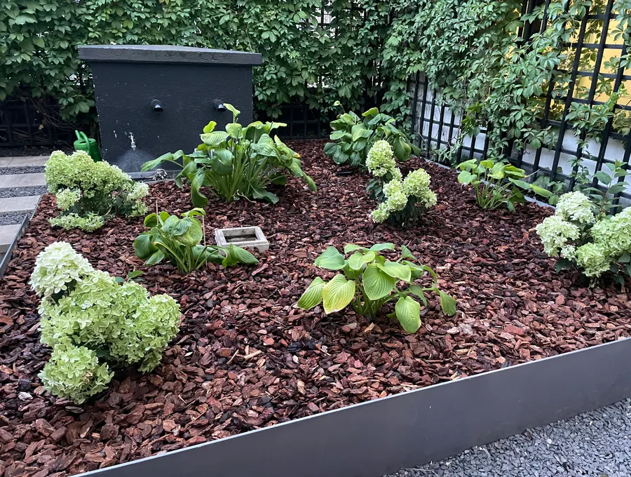 Hochbeet aus Naturstein mit Gräsern und Stauden